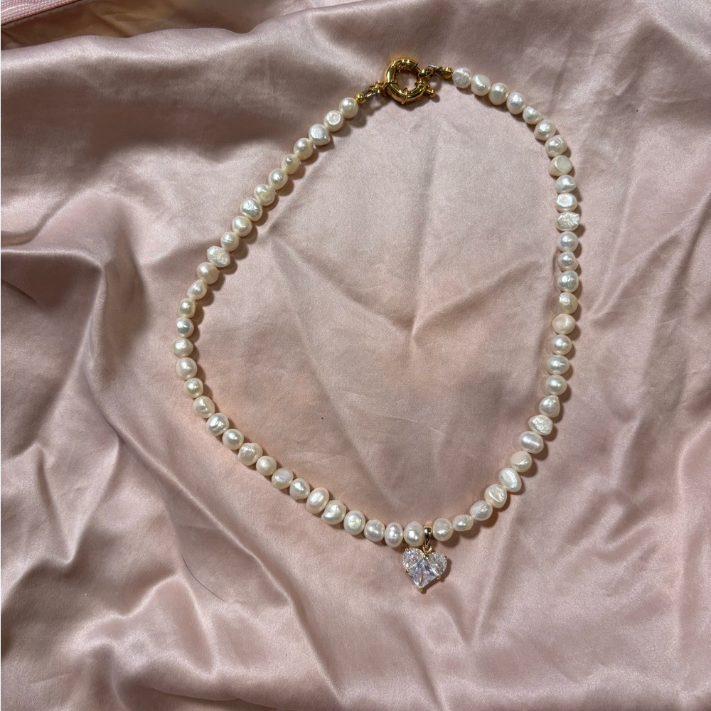 Elegant Pearl Necklace with Heart Pendant - Picture 3 of 5